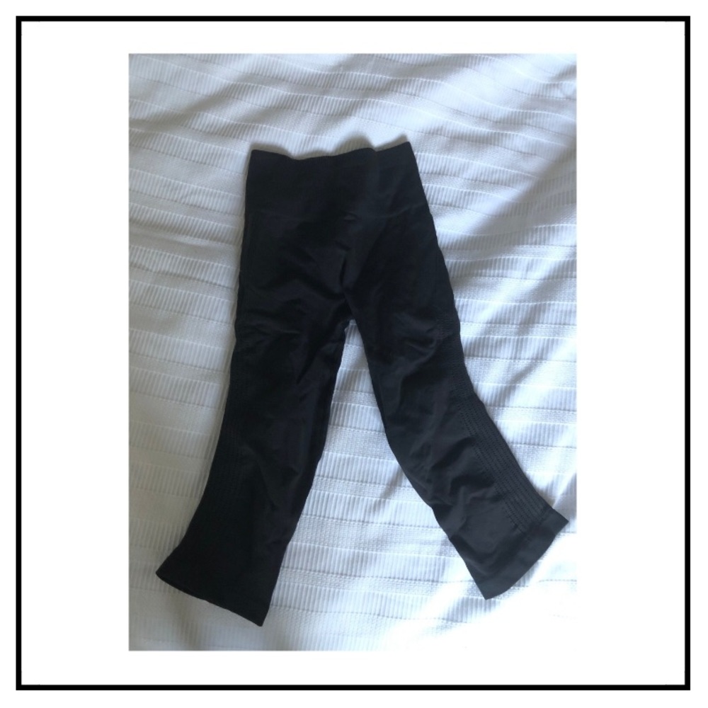 Lululemon Black Scrunchie Crop - 2